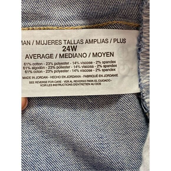 Gloria Vanderbilt Women's 24W Plus Size Mid Rise
Feminine Cut Bermuda Short - Picture 4 of 9